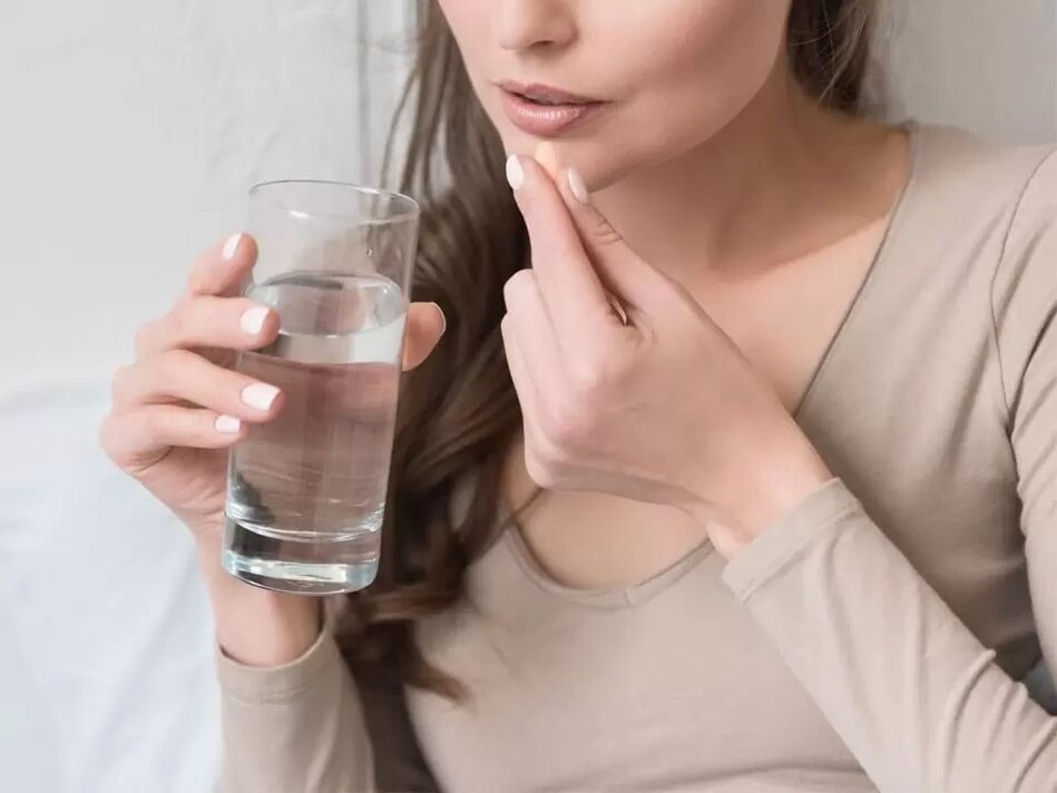 Nehmen Sie Ocuvit-Kapseln mit klarem Wasser ein