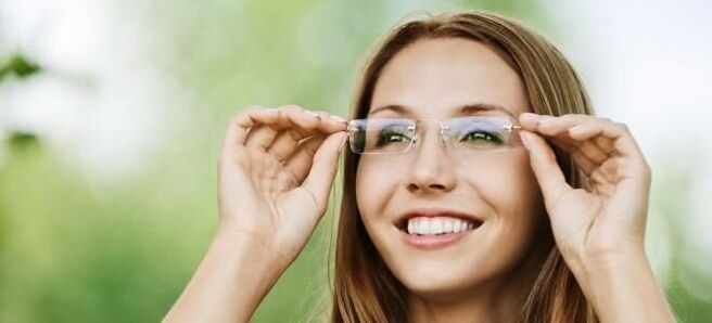 Brille trägt zur Verbesserung der Sicht mit Myopie und Voraussicht bei